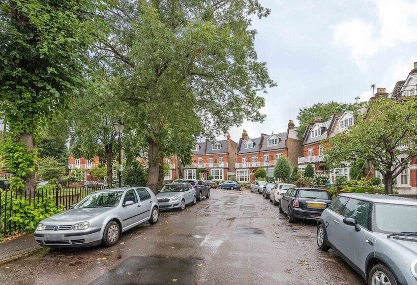 Royal Richmond Family Home By Kew Gardens