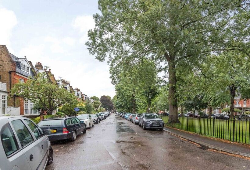 Royal Richmond Family Home By Kew Gardens