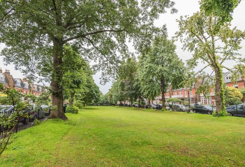 Royal Richmond Family Home By Kew Gardens