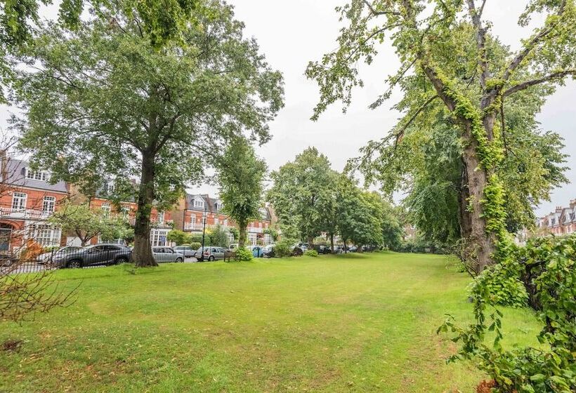 Royal Richmond Family Home By Kew Gardens