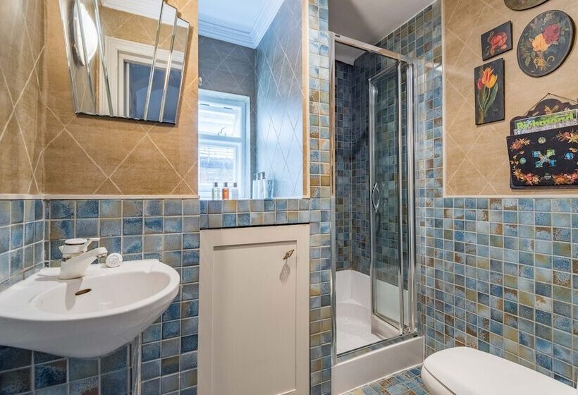 Royal Richmond Family Home By Kew Gardens