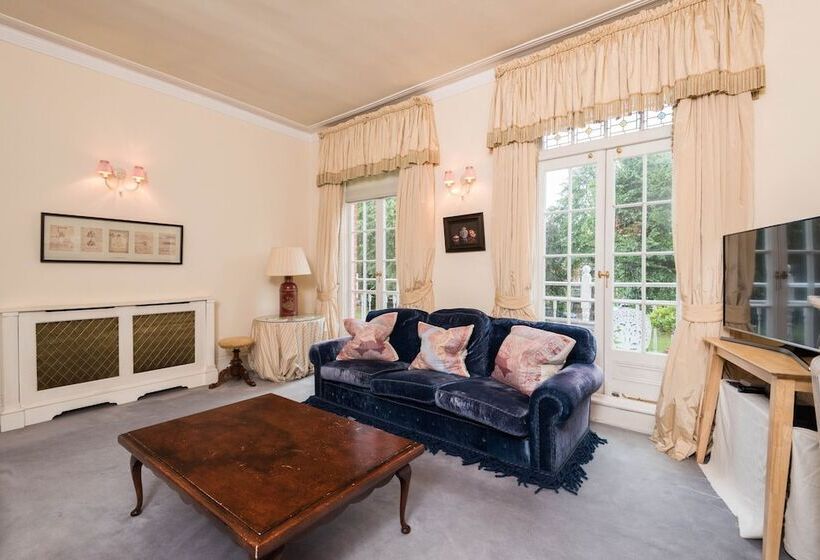 Royal Richmond Family Home By Kew Gardens