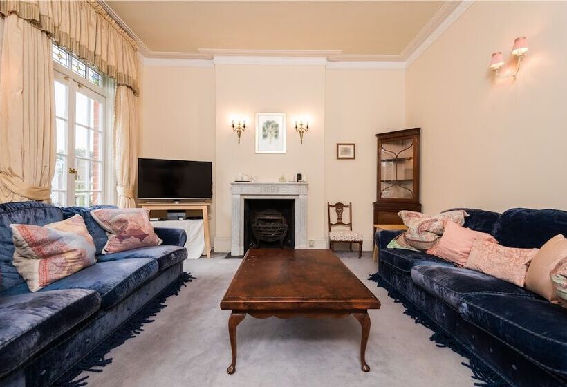 Royal Richmond Family Home By Kew Gardens