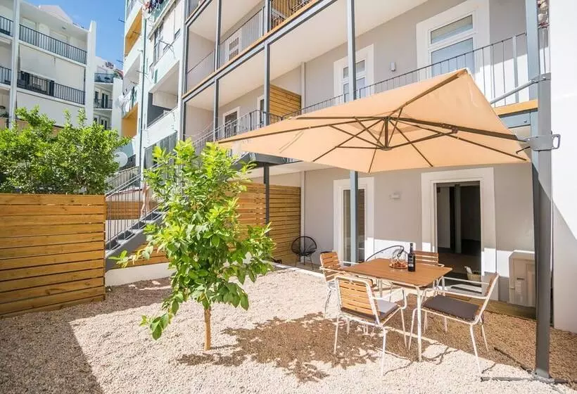 Wood Wall & Garden Apartment