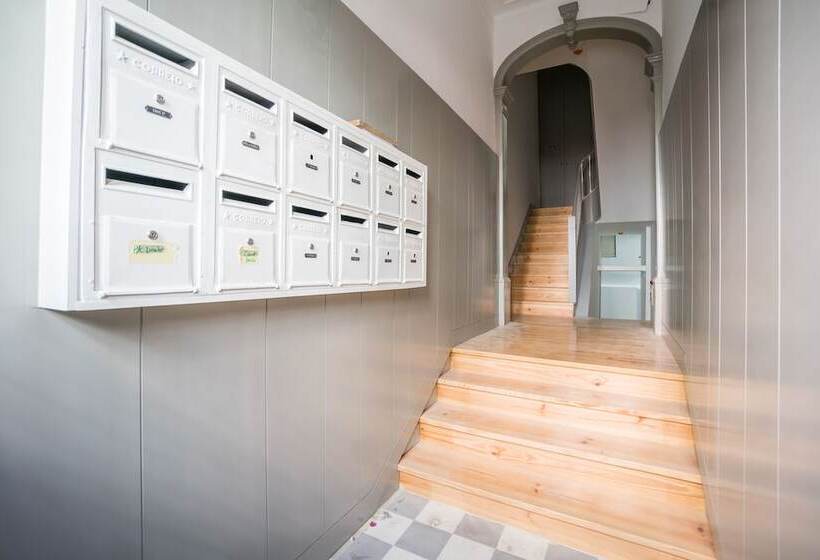 Wood Wall & Garden Apartment