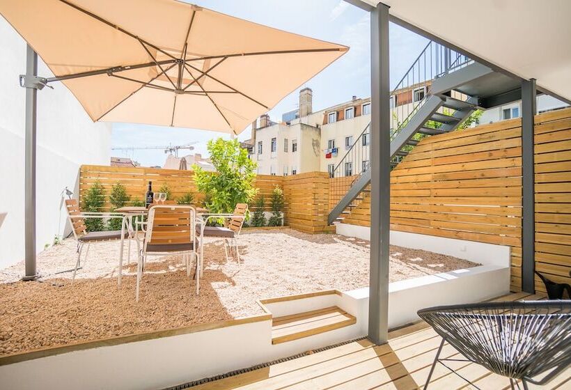 Wood Wall & Garden Apartment