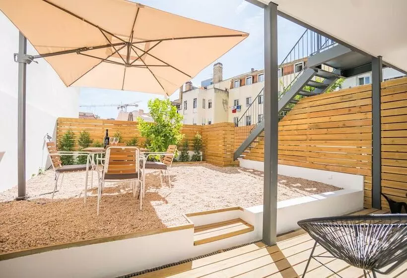 Wood Wall & Garden Apartment