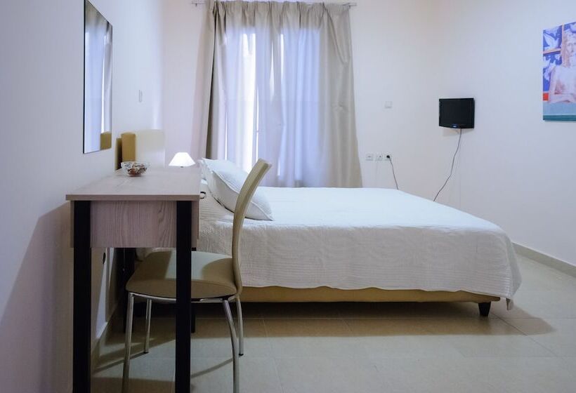 هتل Ancient Tyrins