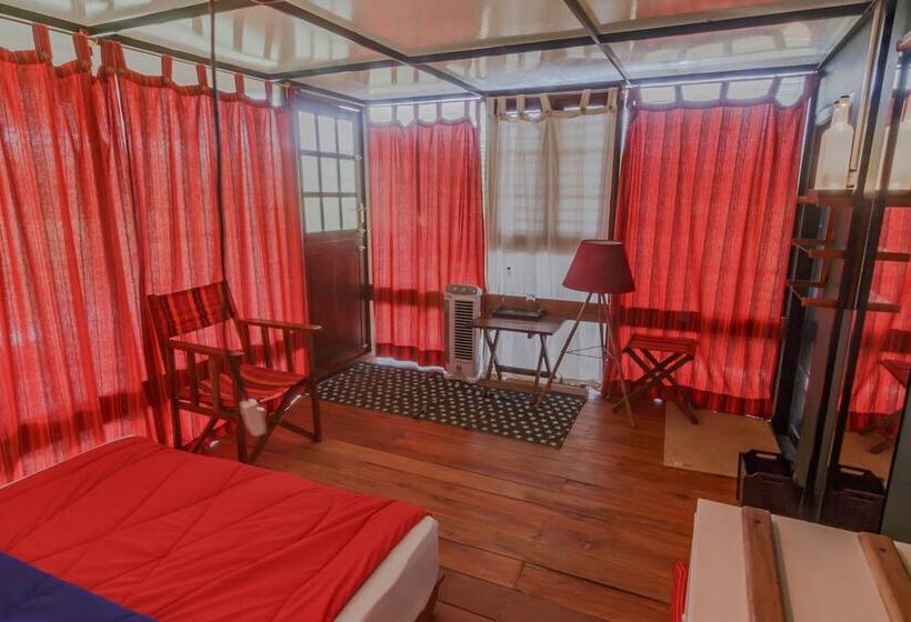 Hotel Whispering Willows