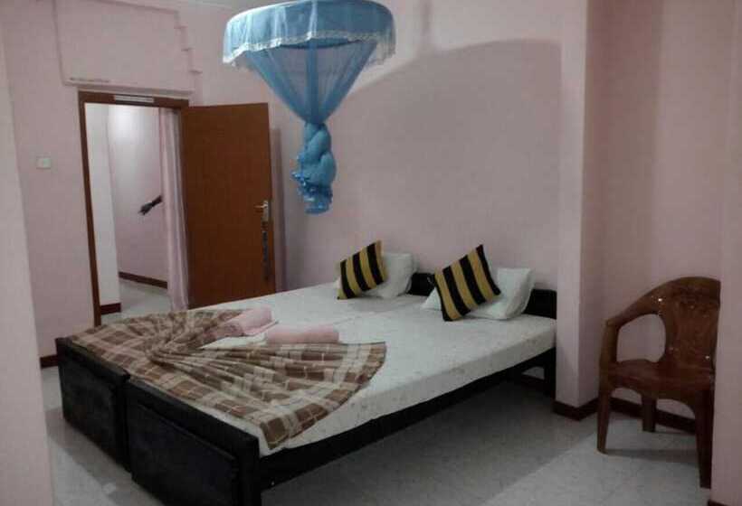 Pensione Lizzie Villa Guest House