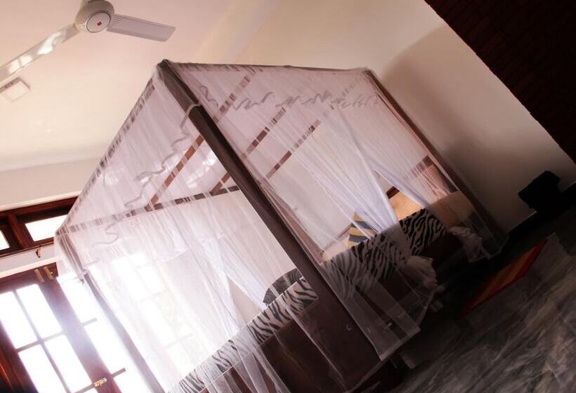 Pensione Lizzie Villa Guest House