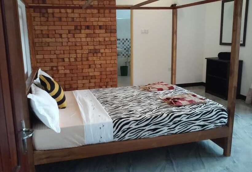 Pensione Lizzie Villa Guest House