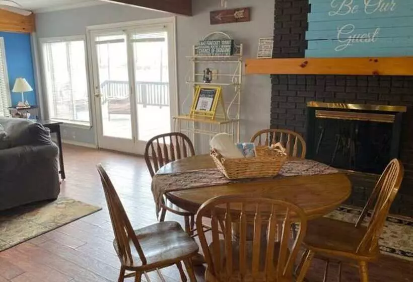 Beautiful Kayewood Waterfront Retreat