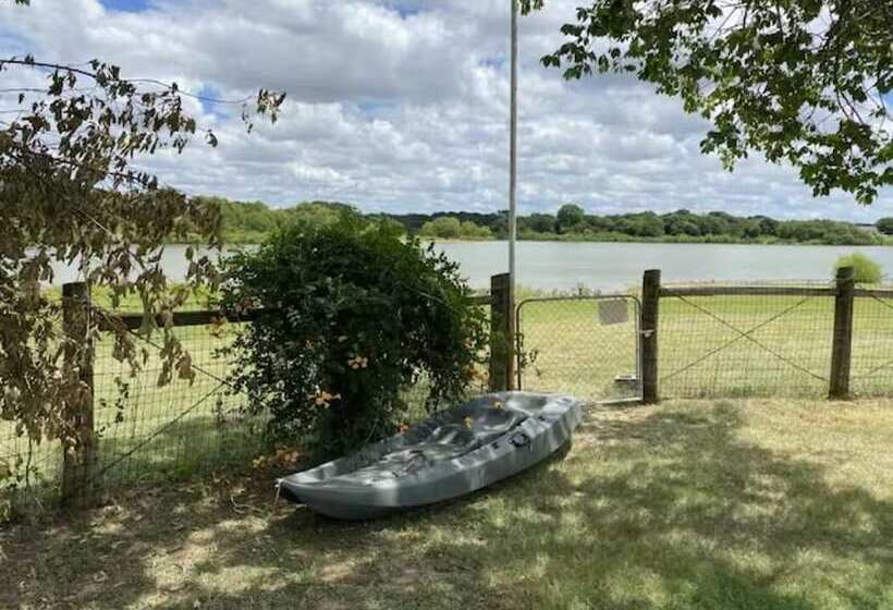 Beautiful Kayewood Waterfront Retreat