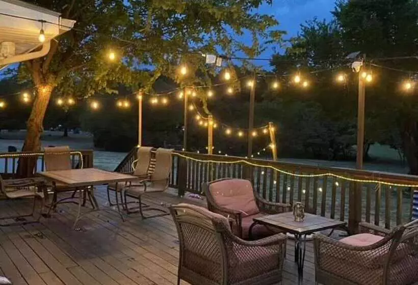 Beautiful Kayewood Waterfront Retreat