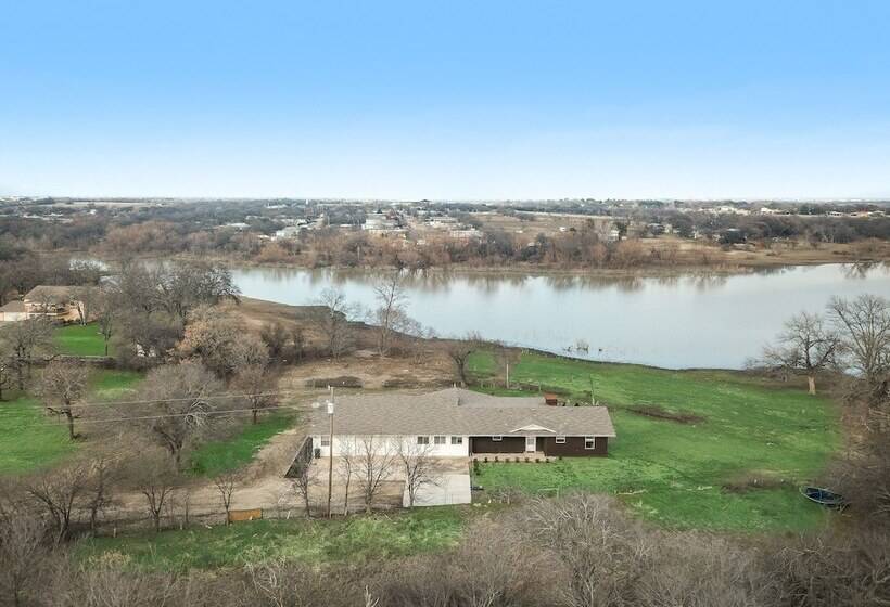 Beautiful Kayewood Waterfront Retreat