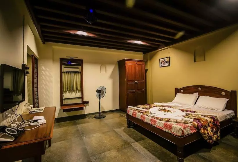 Hotel Patil Wada