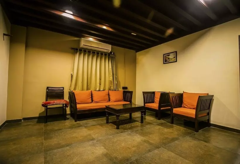 Hotel Patil Wada