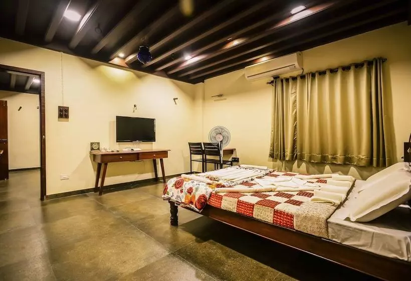 Hotel Patil Wada