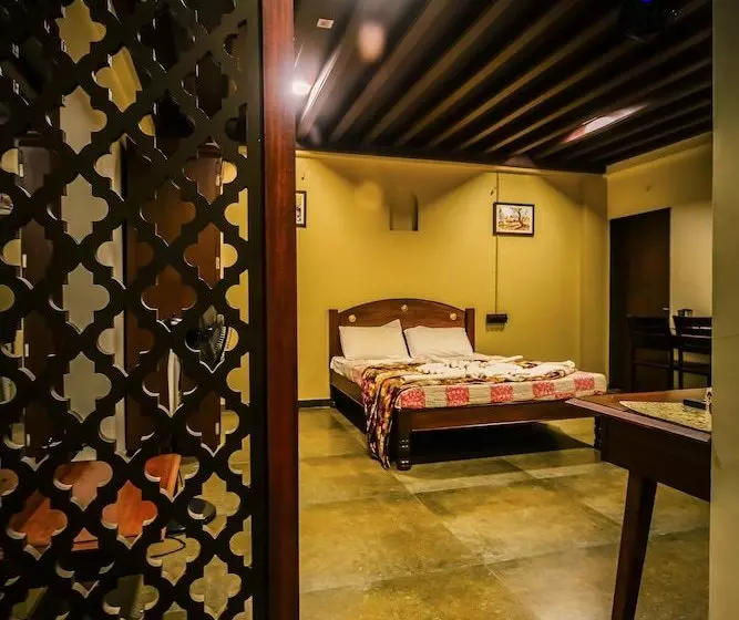 Hotel Patil Wada