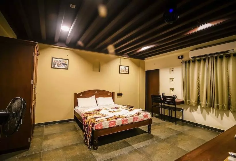 Hotel Patil Wada