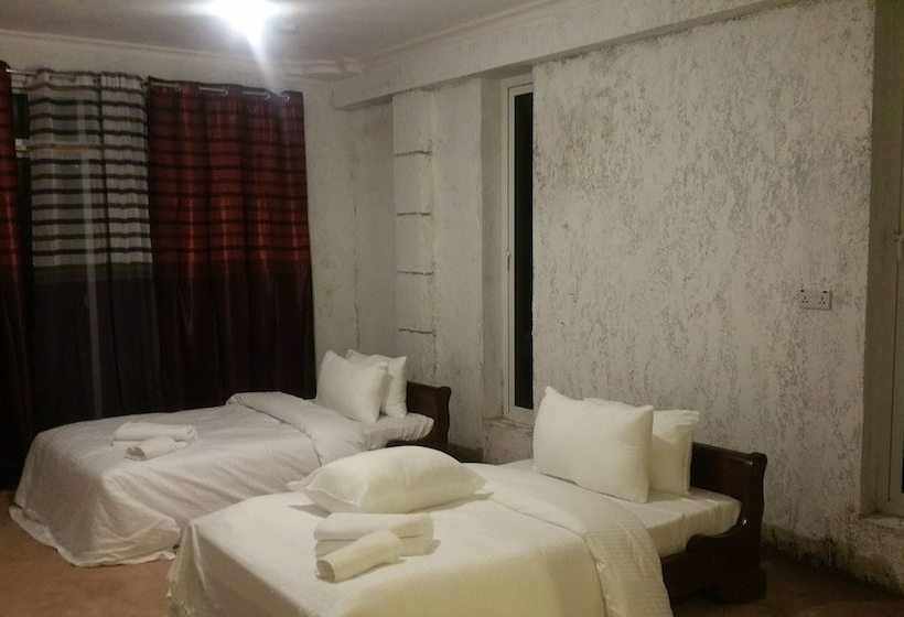 پانسیون Engowood Hills Palace