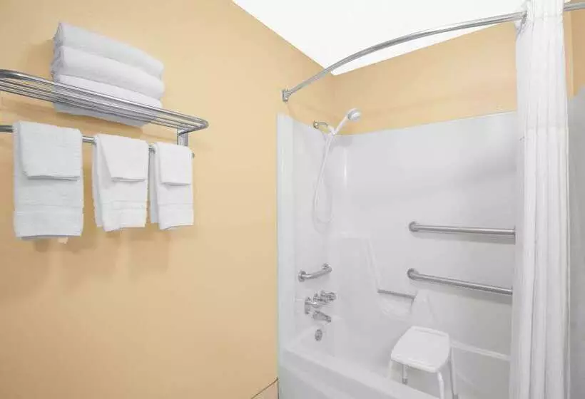 هتل Super 8 By Wyndham Natchitoches