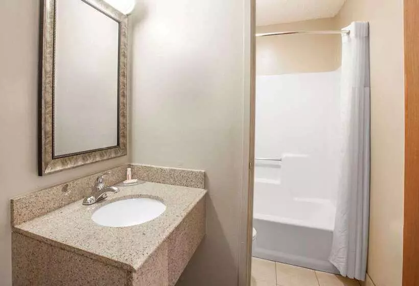 هتل Super 8 By Wyndham Natchitoches