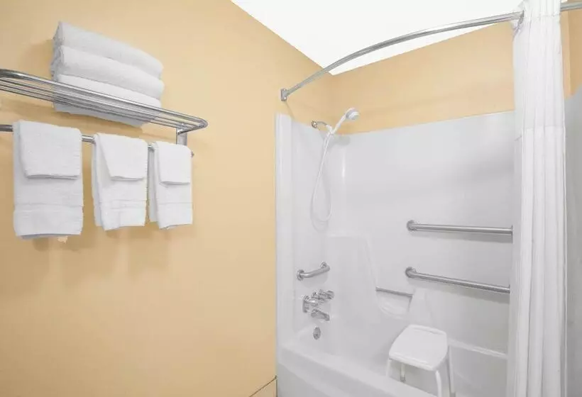 هتل Super 8 By Wyndham Natchitoches