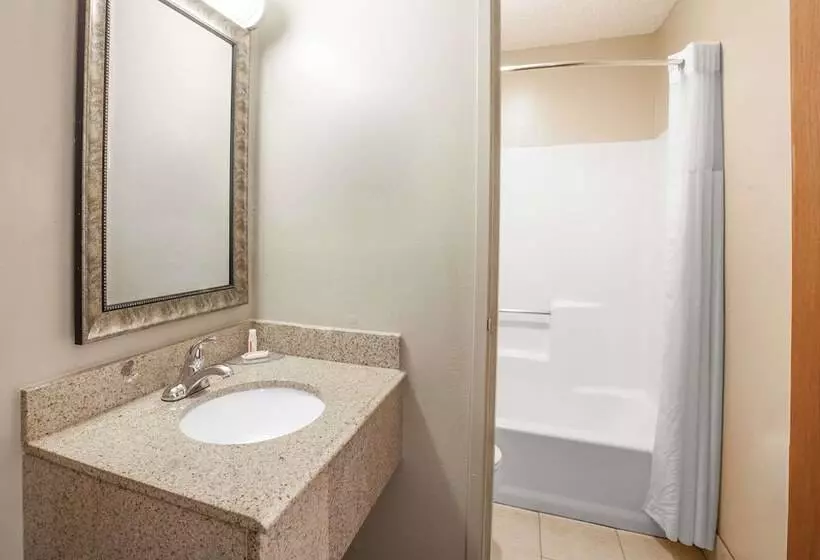 هتل Super 8 By Wyndham Natchitoches