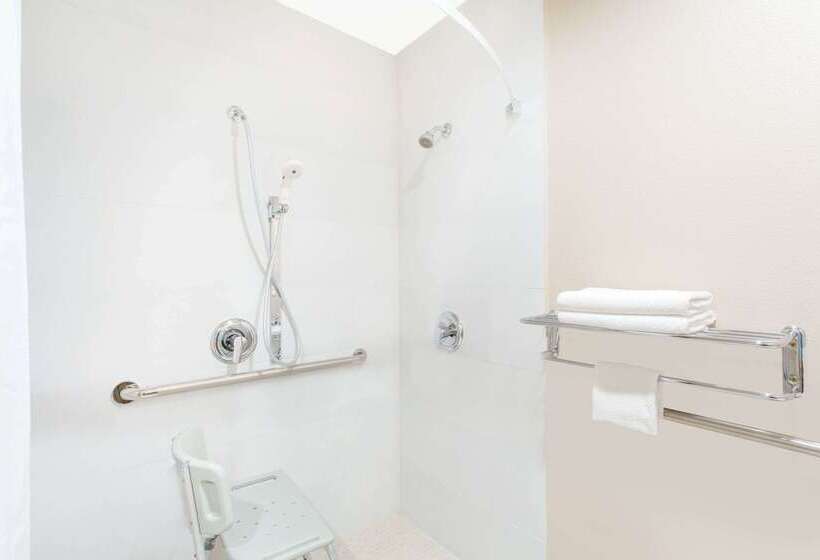 فندق Super 8 By Wyndham National City Chula Vista