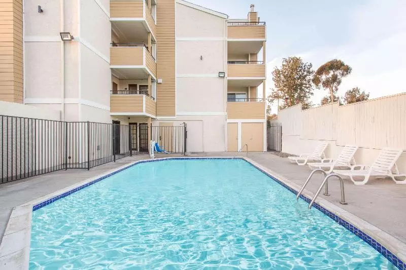 Otel Super 8 By Wyndham National City Chula Vista