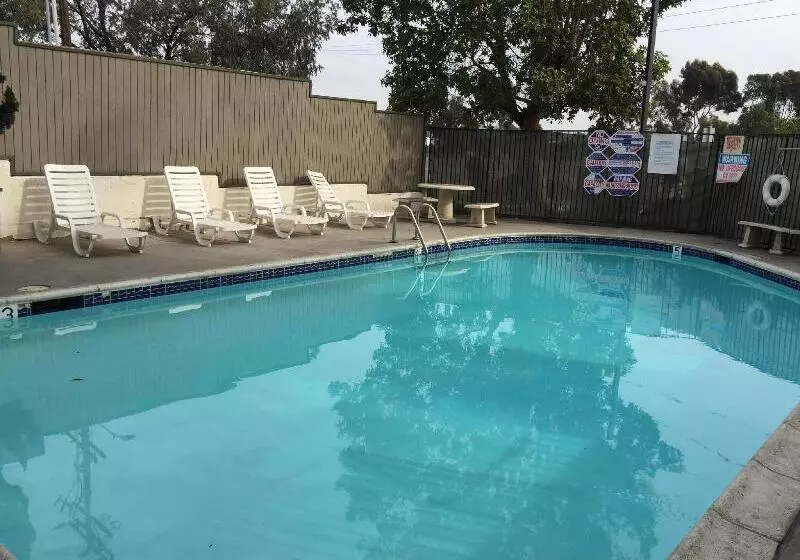 Otel Super 8 By Wyndham National City Chula Vista