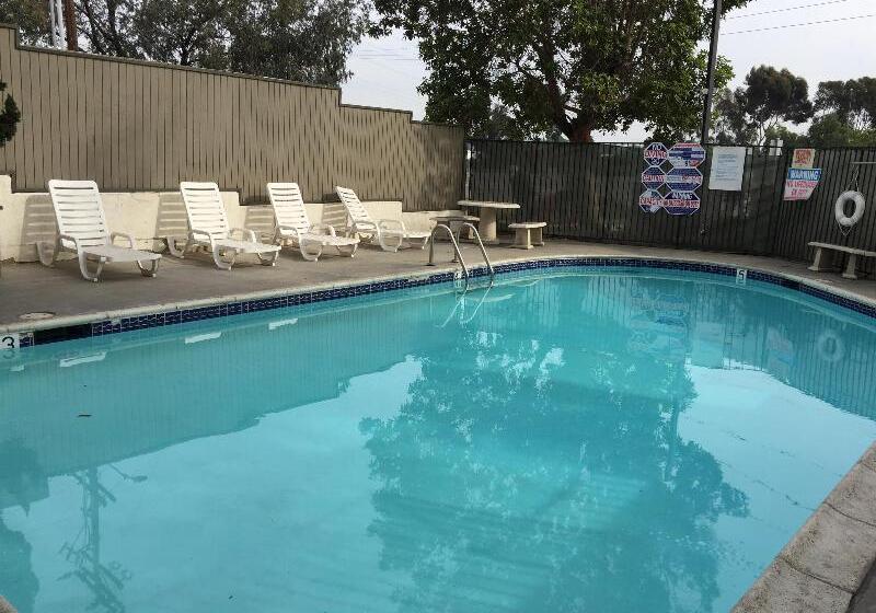 فندق Super 8 By Wyndham National City Chula Vista