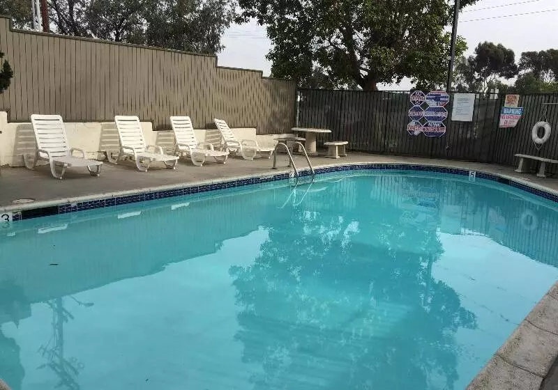 Otel Super 8 By Wyndham National City Chula Vista