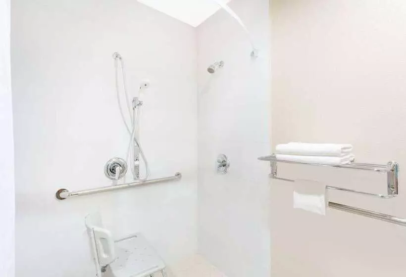 Otel Super 8 By Wyndham National City Chula Vista