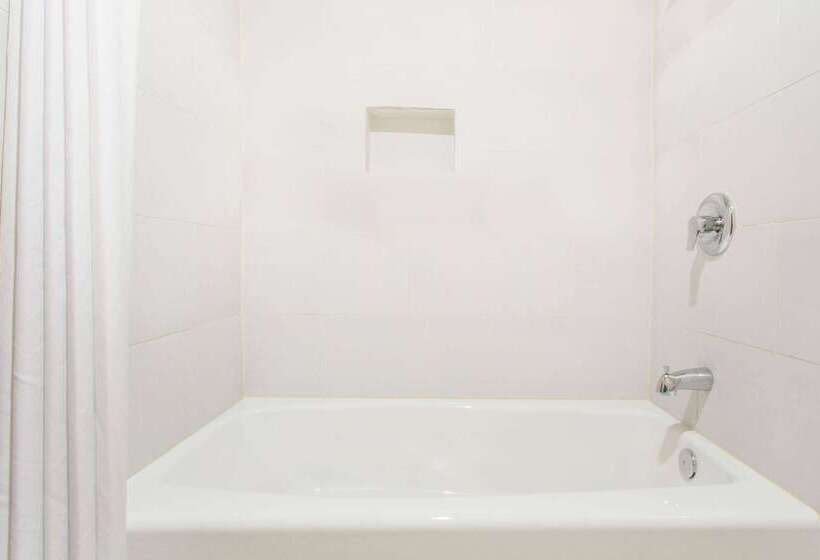 فندق Super 8 By Wyndham National City Chula Vista