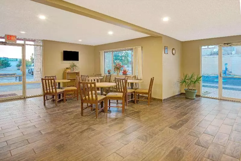 모텔 Super 8 By Wyndham Belen Nm