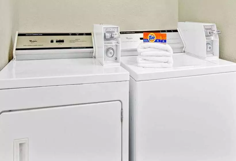 مُتل Super 8 By Wyndham Newport News/jefferson Ave