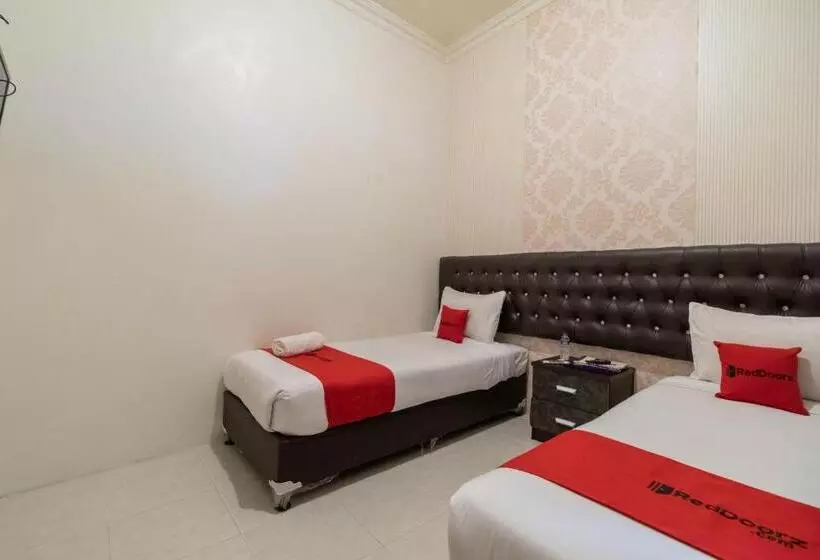 ホテル Reddoorz Syariah At D Ostha Residence