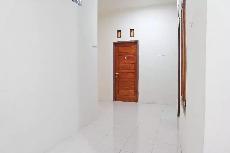ホテル Reddoorz Syariah At D Ostha Residence