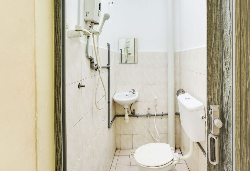 T Family Hotel By Oyo Rooms