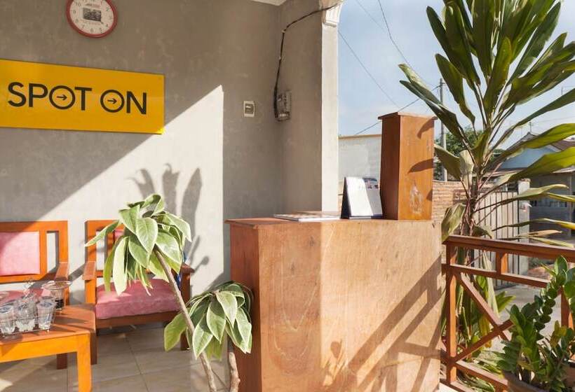 فندق صغير Spot On 1746 Putri Kuning Residence