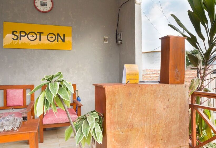 فندق صغير Spot On 1746 Putri Kuning Residence