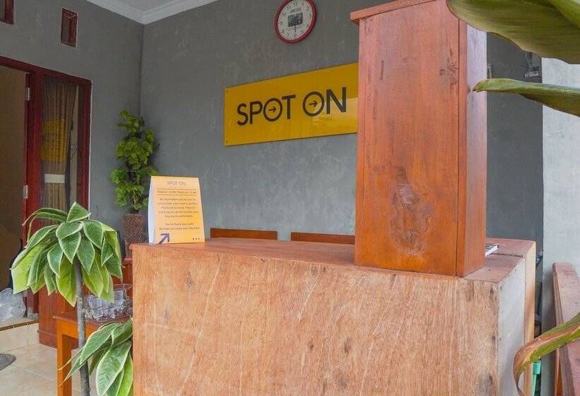 فندق صغير Spot On 1746 Putri Kuning Residence