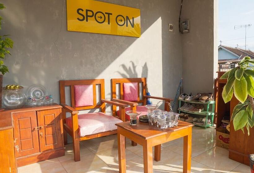 فندق صغير Spot On 1746 Putri Kuning Residence