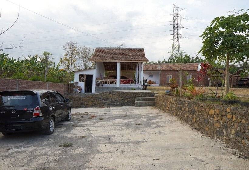 فندق صغير Spot On 1746 Putri Kuning Residence