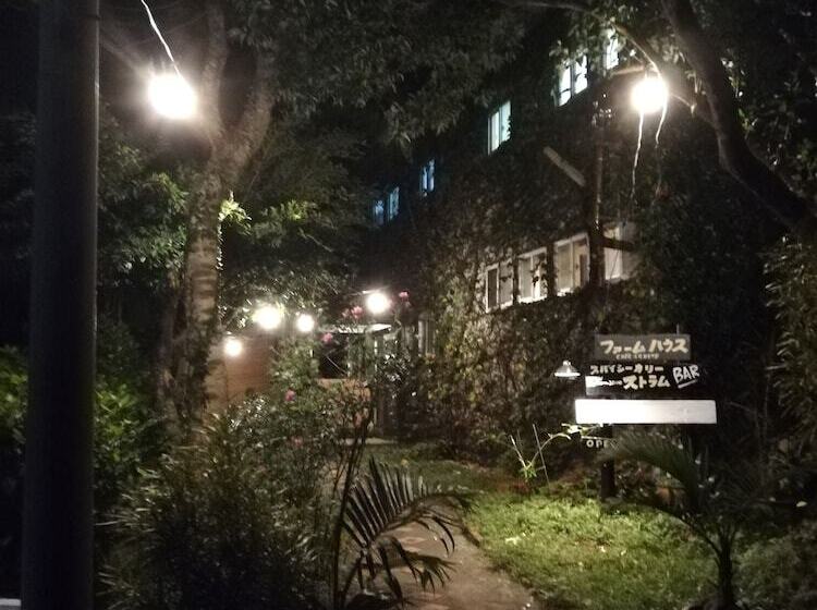 Pensió Farm House & Strum