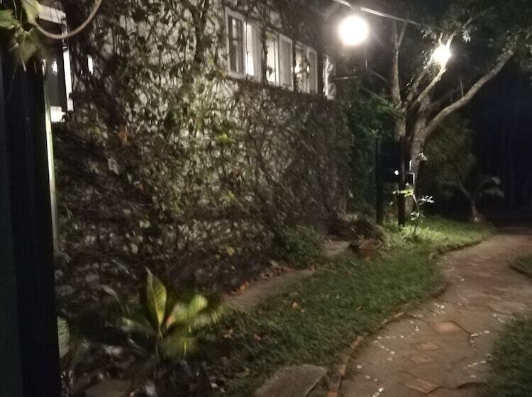 Pensió Farm House & Strum