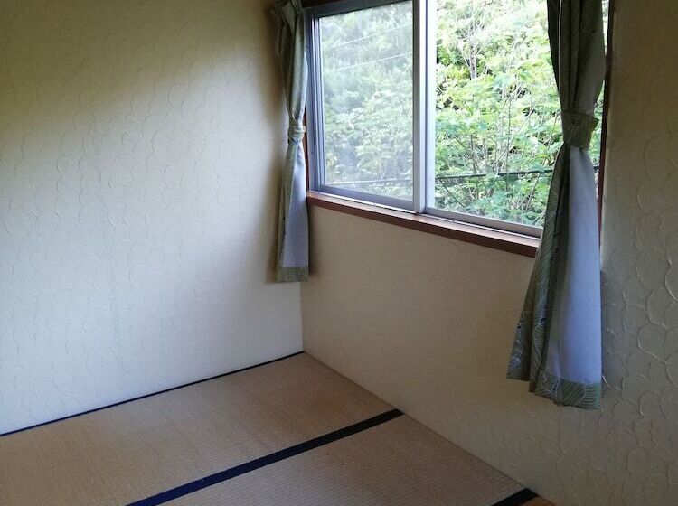 Pensió Farm House & Strum